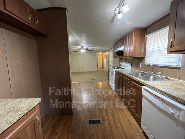Building Photo - 15612 Tuscan Oaks