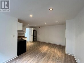 Building Photo - 557 Markham St