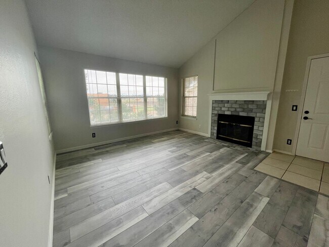 Foto del edificio - $0 DEPOSIT OPTION. BRIGHT AND AIRY TWO BED...