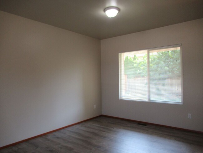 Foto del edificio - Light & bright 4 bedroom 3 bath tri-level ...