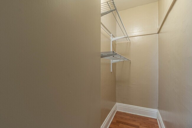 Building Photo - 1015 W 31st Pl