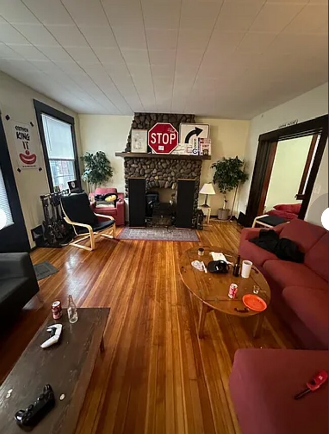 Building Photo - 4 Bedroom House Available Next to UC Campus