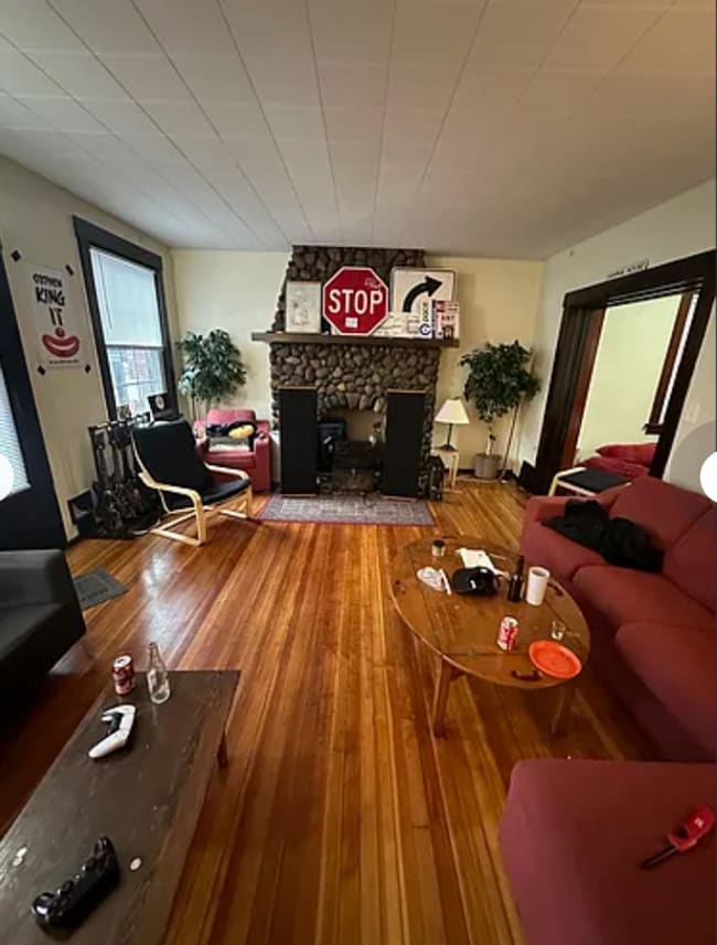 Foto del edificio - 4 Bedroom House Available Next to UC Campus