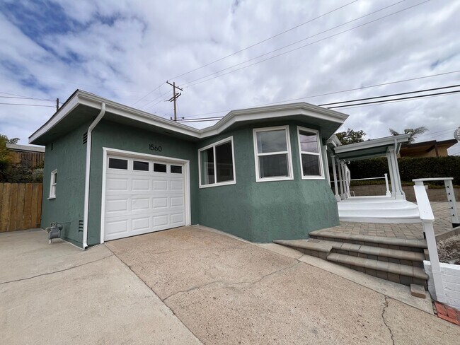 Foto del edificio - Bay Park, 2 bd, 2 ba, Home w/ 1 car garage & driveway parking, AC, private back yard, large front...