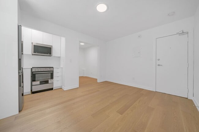 Building Photo - 26 Balmoral Ave