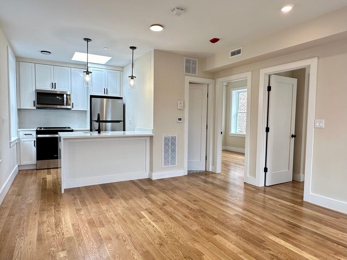 Nicely renovated 2 bed condo in the heart of the North End. - Nicely renovated 2 bed condo in the heart of the North End.