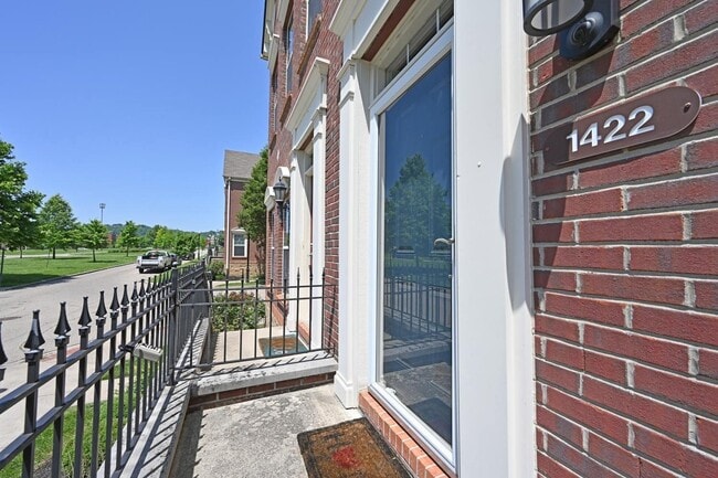 Building Photo - 1422 Laurel Park Dr