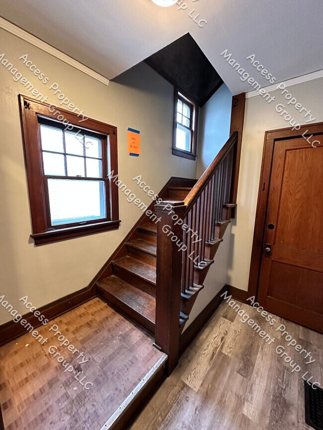 Building Photo - SE Side Upper 3 Bedroom Spacious Unit