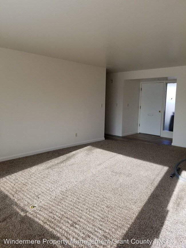 Building Photo - 403-403 Biggs Dr NE