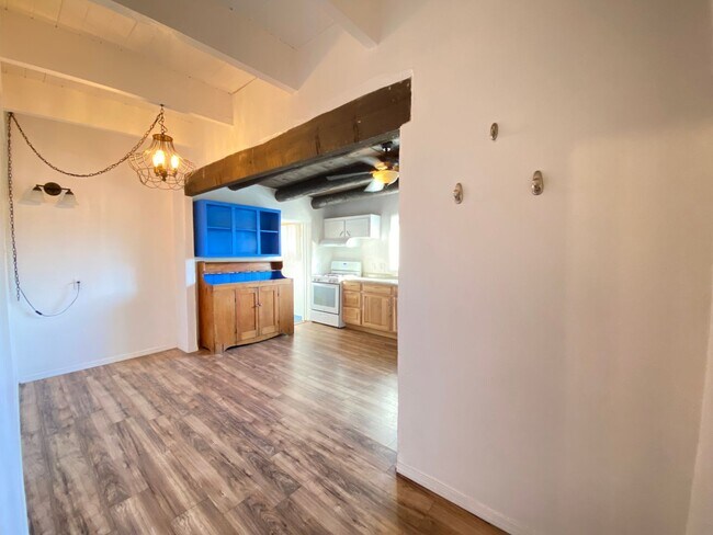 Building Photo - Rustic Santa Fe Charm on Kathryn Ave.