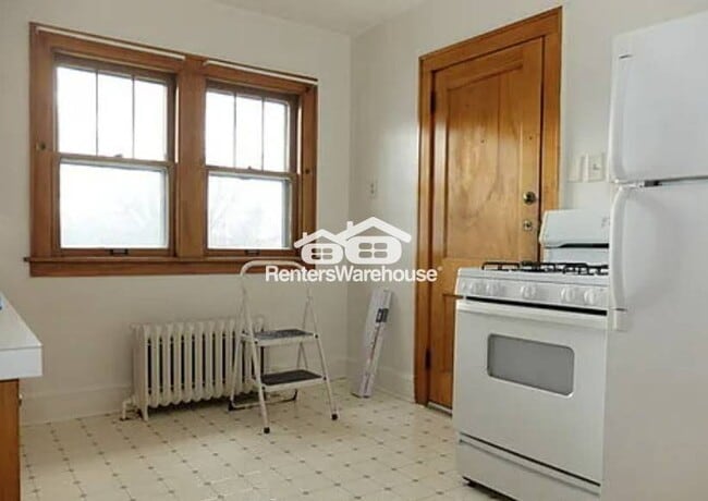 Foto del edificio - 2354 Benjamin St NE