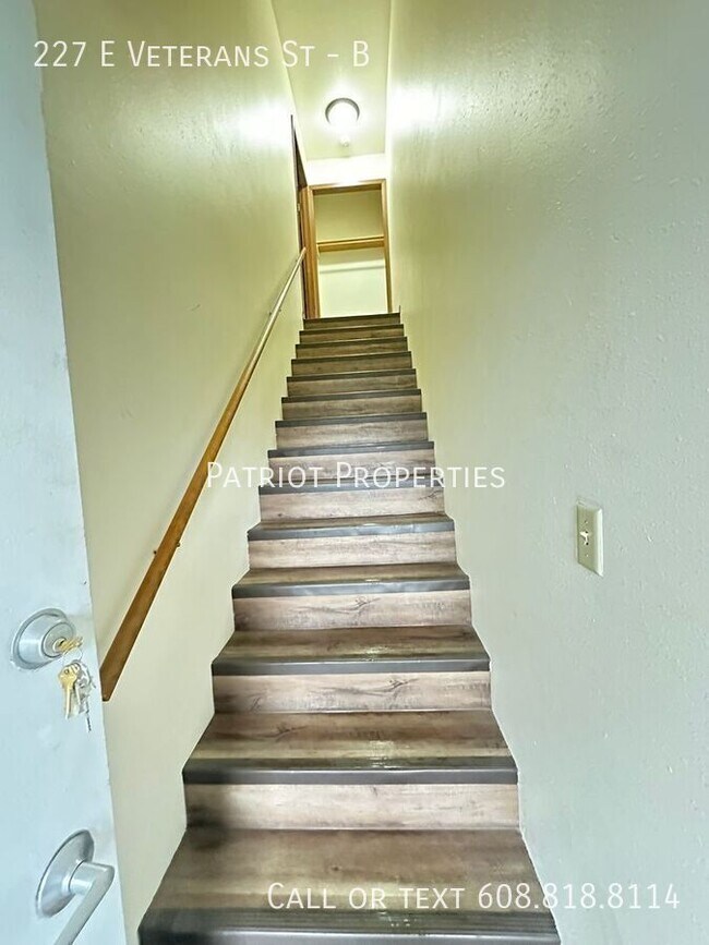 Foto del edificio - 227 E Veterans St