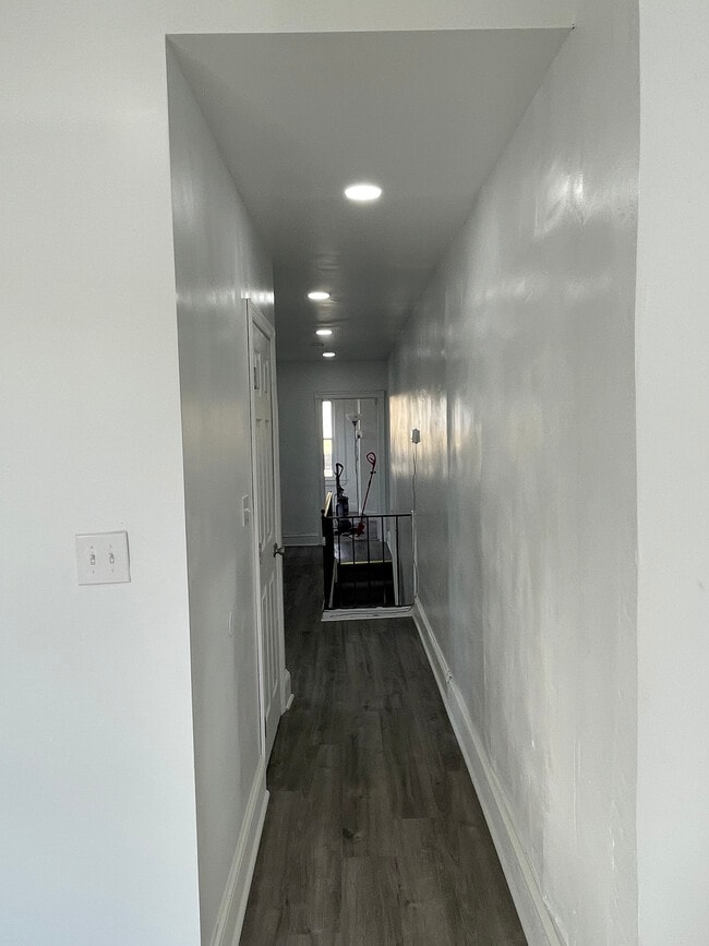 Hallway - 2001 E Monmouth St