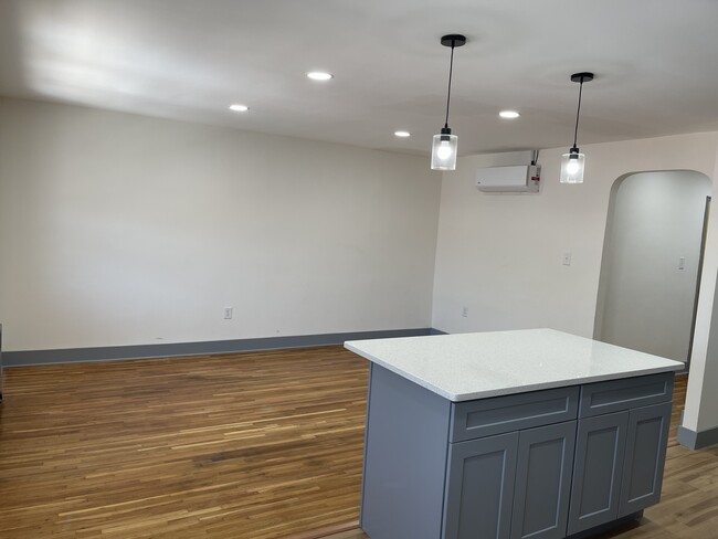 Foto del edificio - 818 E 234th St