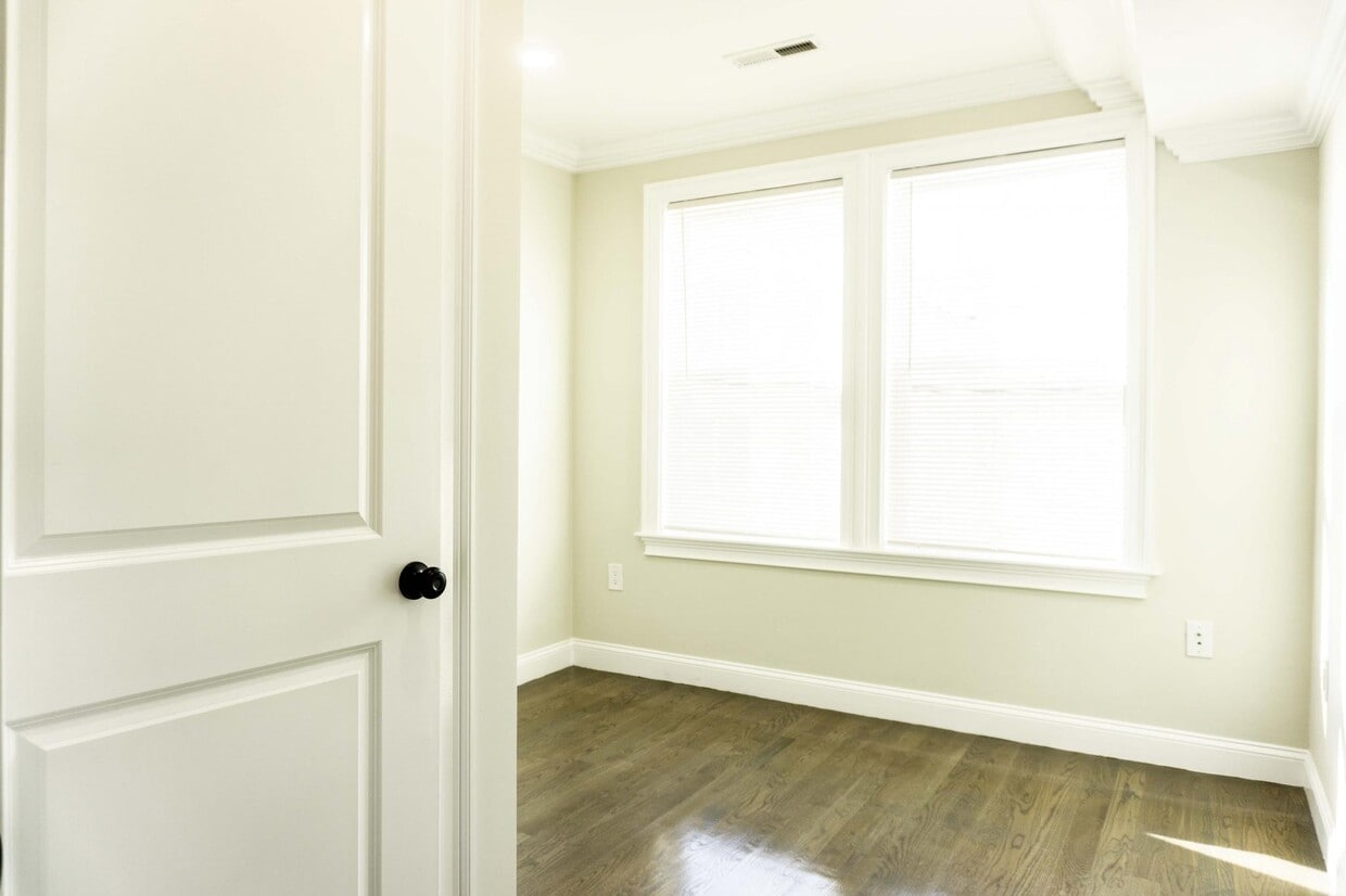 Building Photo - 2021 Commonwealth Ave