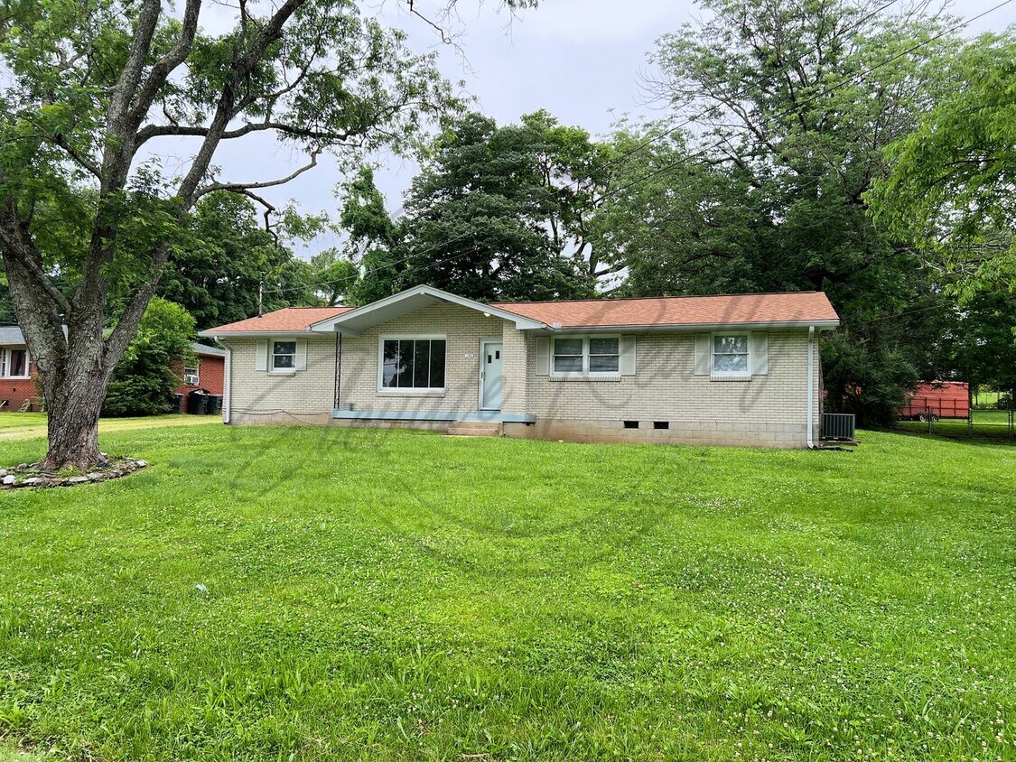 Primary Photo - All Brick, 3 Bedroom Ranch in Hendersonvil...