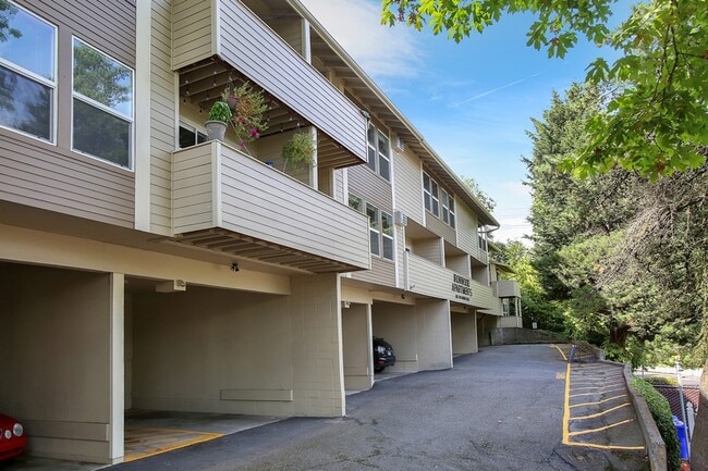 Building Photo - 3105 SW Barbur Blvd