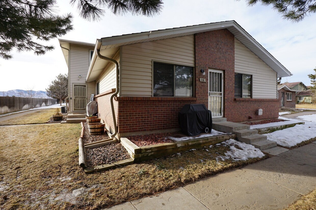 Primary Photo - Cute Townhome off Kipling and 285!!