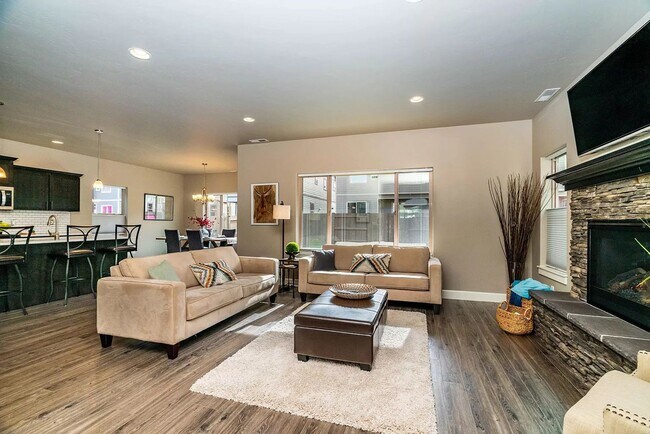 Foto del edificio - Gorgeous home in SE Bend with pool access ...