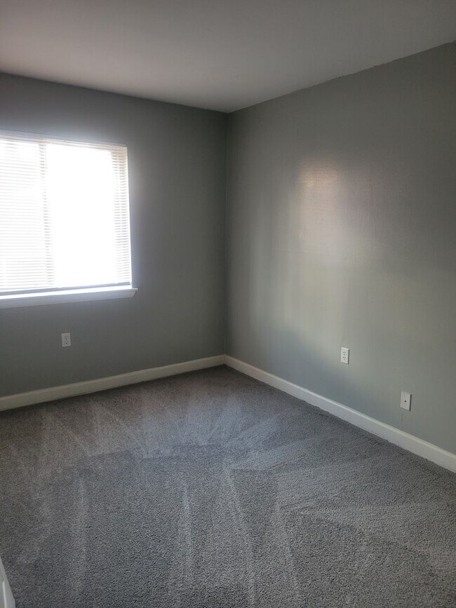 Building Photo - Lower Level 2 bedroom/2 bath condo