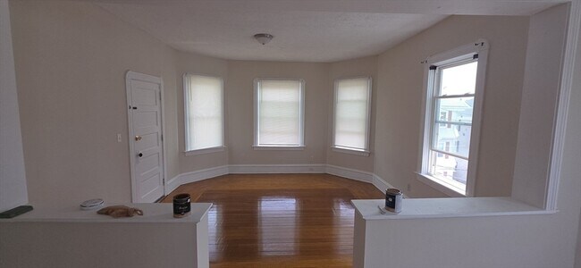 Building Photo - 105 6th St