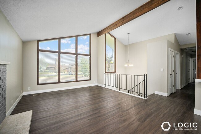 Foto del edificio - 512 E. Larchwood Drive-A