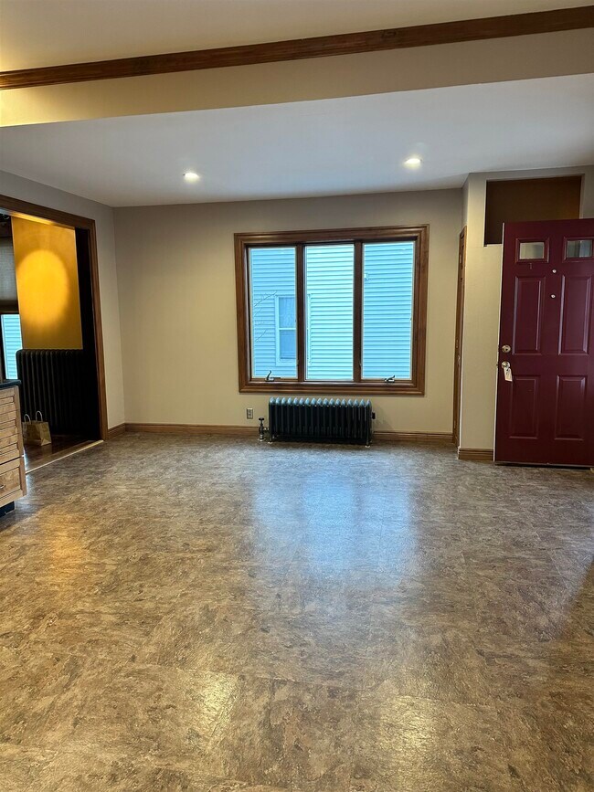 92 Ash St Unit A, Manchester, NH 03104 Room for Rent in Manchester