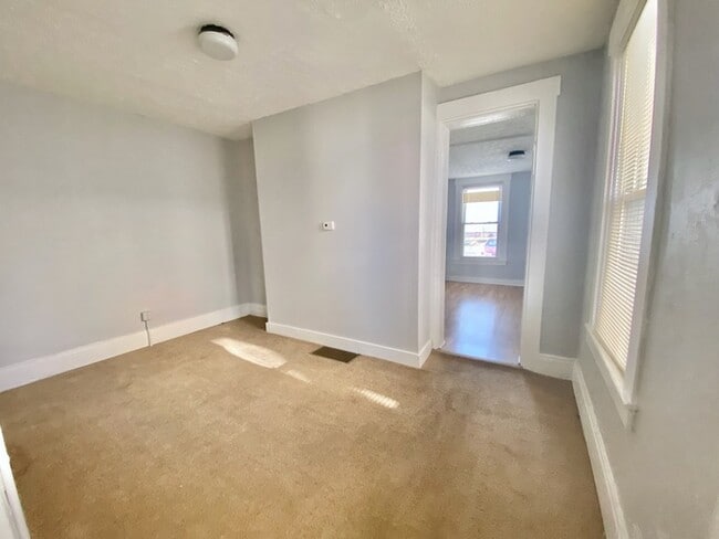Building Photo - 443 N 5th St