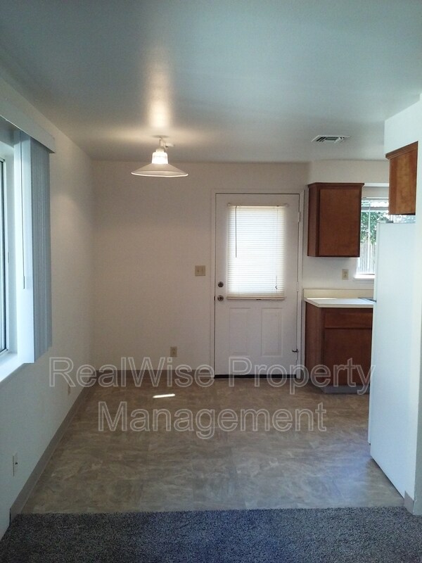 Building Photo - 2152 NW N Hill Dr