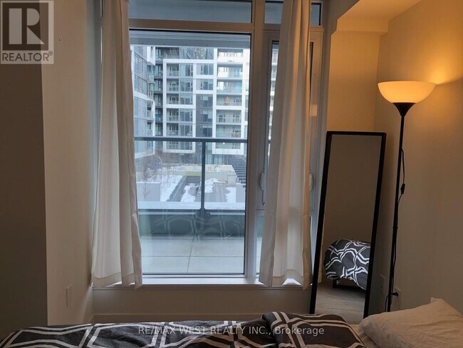 Photo du bâtiment - 576 Front St W