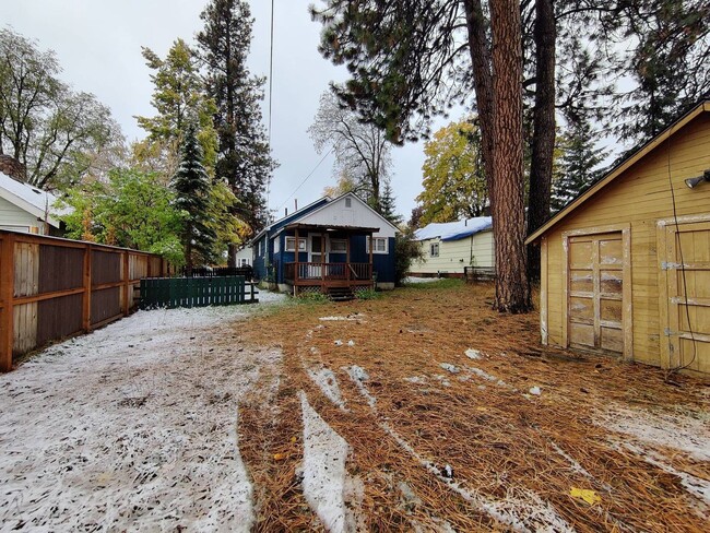 Building Photo - 5 Minutes from Downtown CDA!