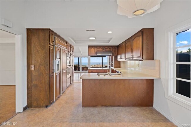 Building Photo - 4 br, 3 bath House - 11 Half Moon Bay Dr