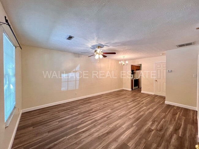 Building Photo - SITUATED IN HALLS IN CROSSROADS NORTH...3 ...