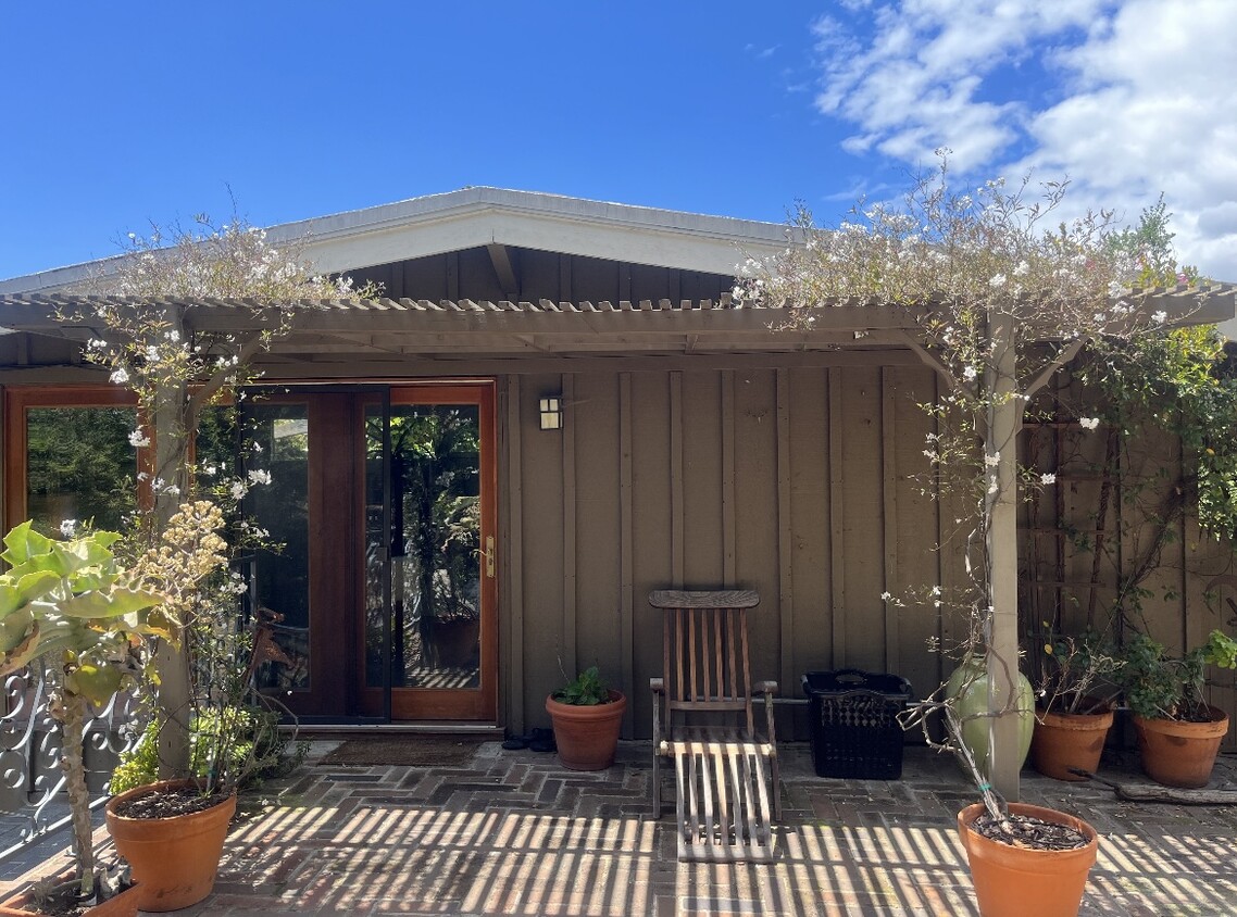Charming private guesthouse - 2188 Latimer Ln