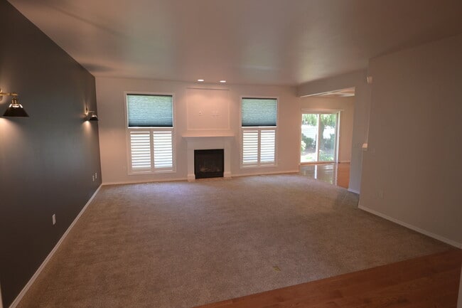 Building Photo - 2 bed plus office, 2 bathroom condo in Sun...