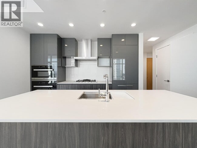 Building Photo - 6511 Sussex Ave