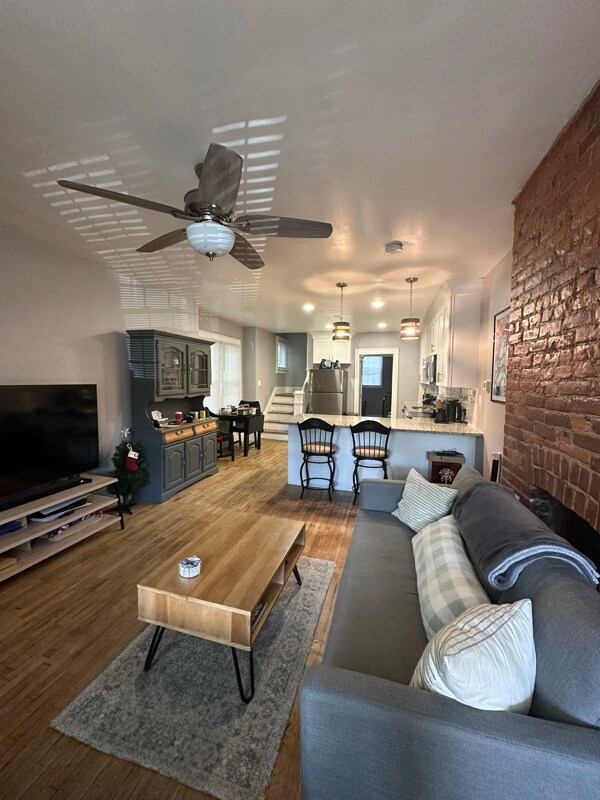 Foto del edificio - 948-950-950 S Champion Ave