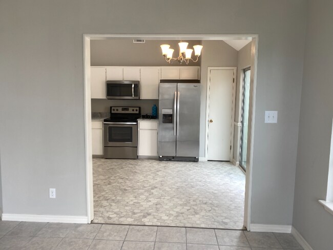 Building Photo - 3019 Yorktown Cir