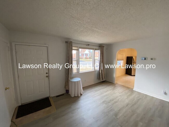 Foto del edificio - Well Maintained Three Bedroom with Fenced Yard and Shed