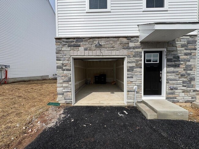 Foto del edificio - Brand new End Unit Spacious 3BR Townhome in Downingtown