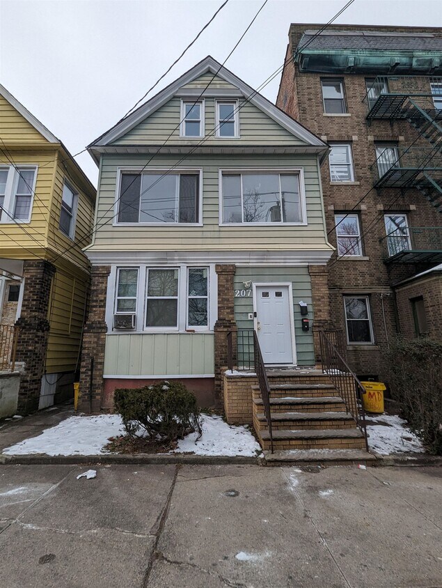 207 Winfield Ave, Jersey City, NJ 07305 Room for Rent in Jersey City