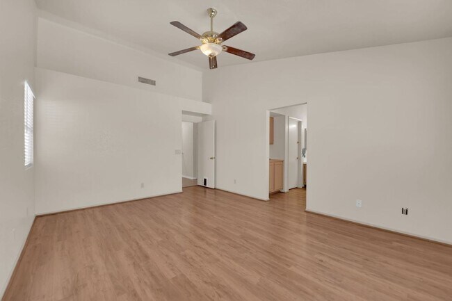 Foto del edificio - Well-Maintained 3BR Home | Open Living, Private Yard, Prime NW Location