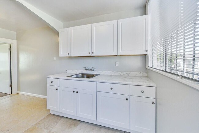 Building Photo - Berkeley Studio In Perfect Neighborhood