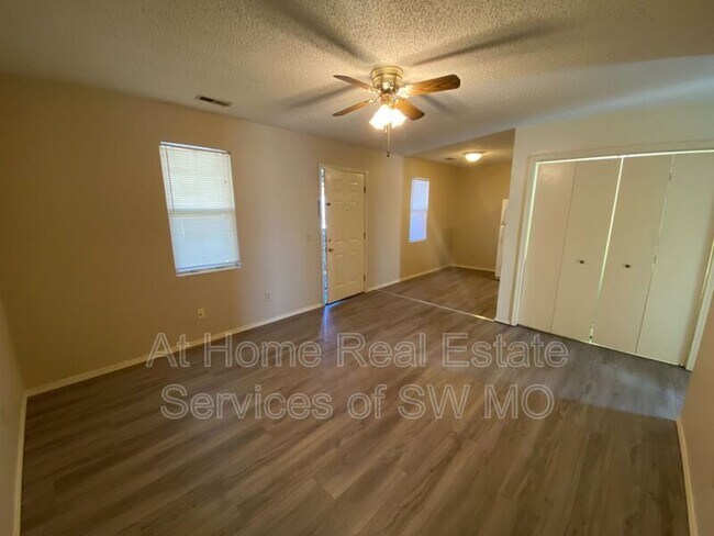 Foto del edificio - 1636 N Benton Ave