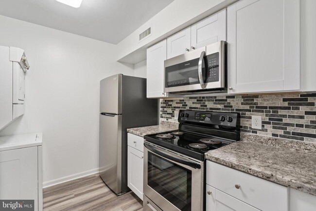 Building Photo - 18450 Lotus Ct