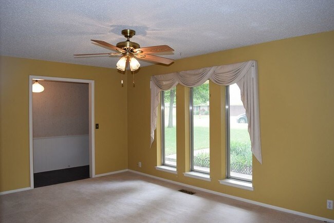 Building Photo - 3137 Lakeside Dr