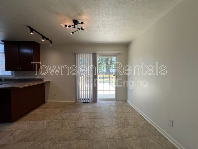Building Photo - 1319 Camelot Dr