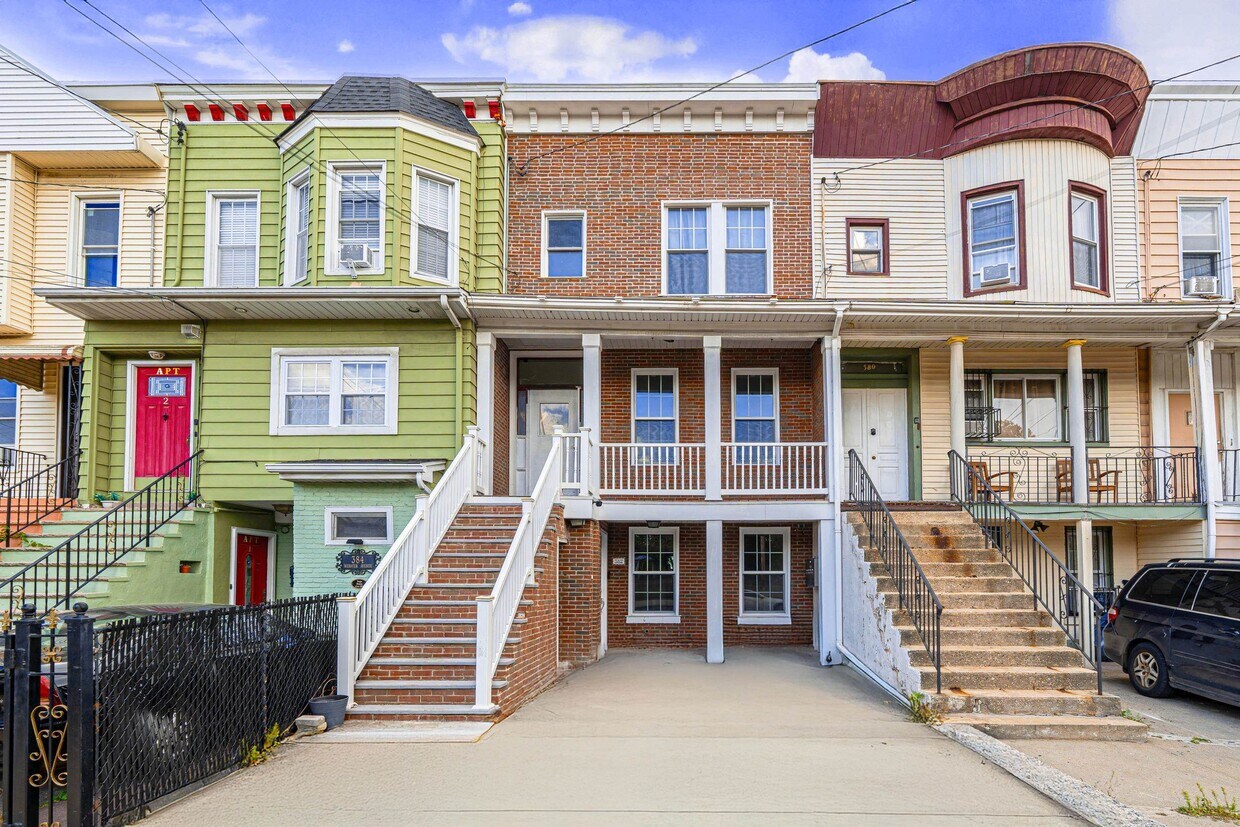 Foto principal - 382 Webster Ave