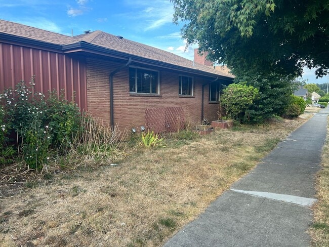 Building Photo - Charming home in a great neighborhood