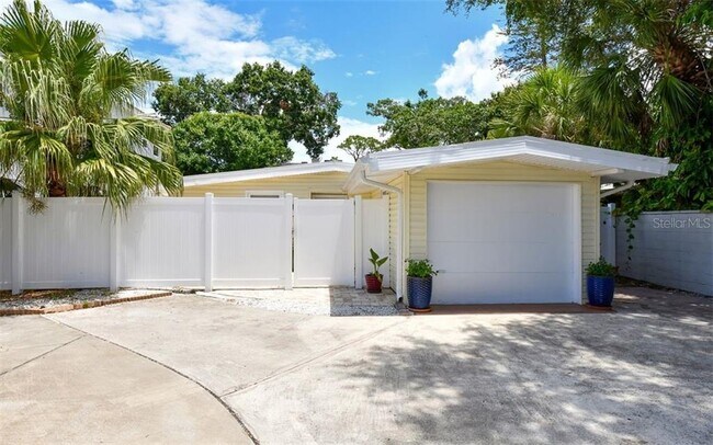 Building Photo - 1675 Siesta Dr